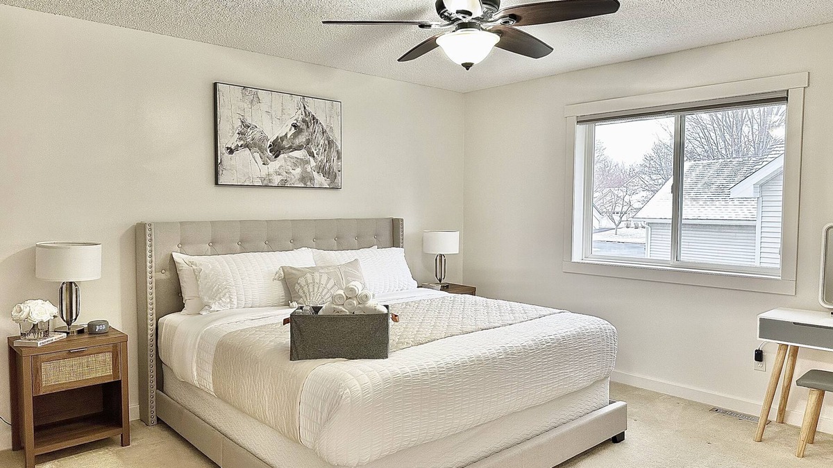 Shakopee House | Family-Friendly - All Seasons - Near Shops & Parks - Book For Fall & Winter Now