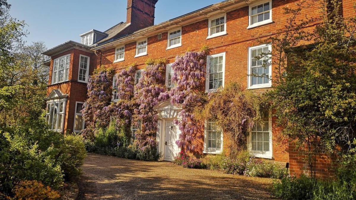Loddon Apartment | Family friendly apartment on top floor of Norfolk mansion close to all amenities