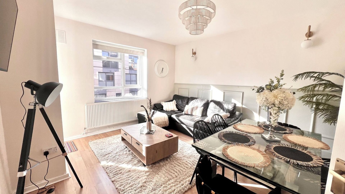 Hoxton Apartment | Family Friendly Apartment In London Zone 1. Just 3 minutes to Tower of London