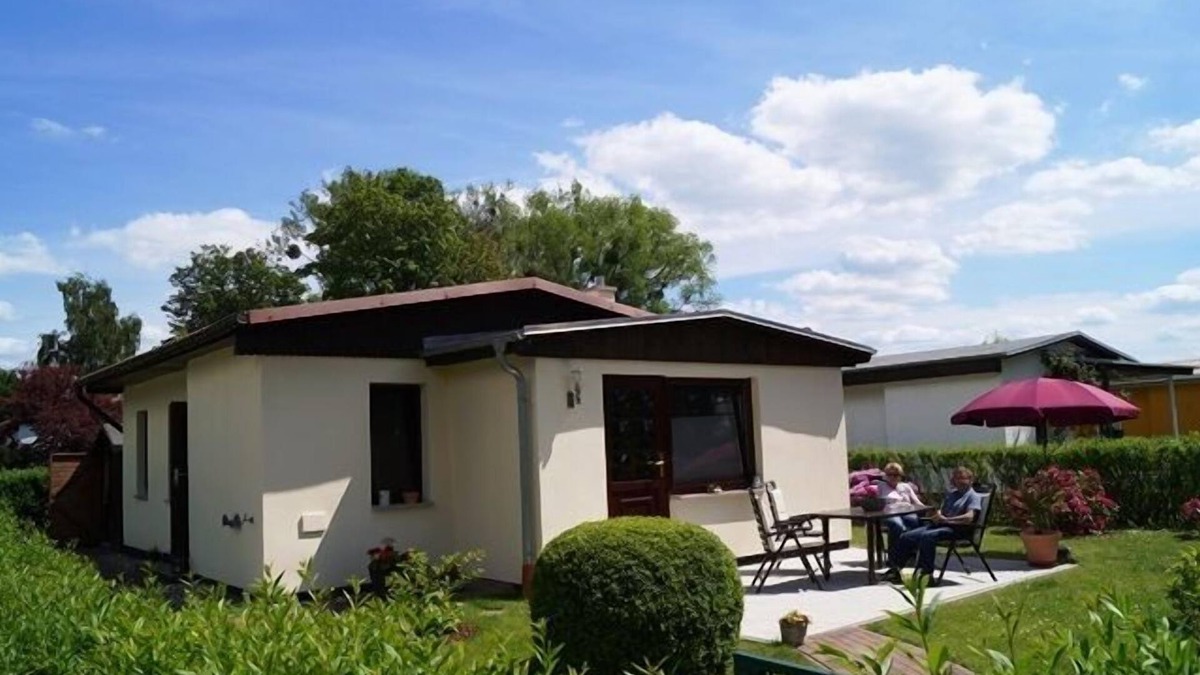 Neukalen House | family-friendly bungalow with fireplace, terrace, barbecue, boat rental