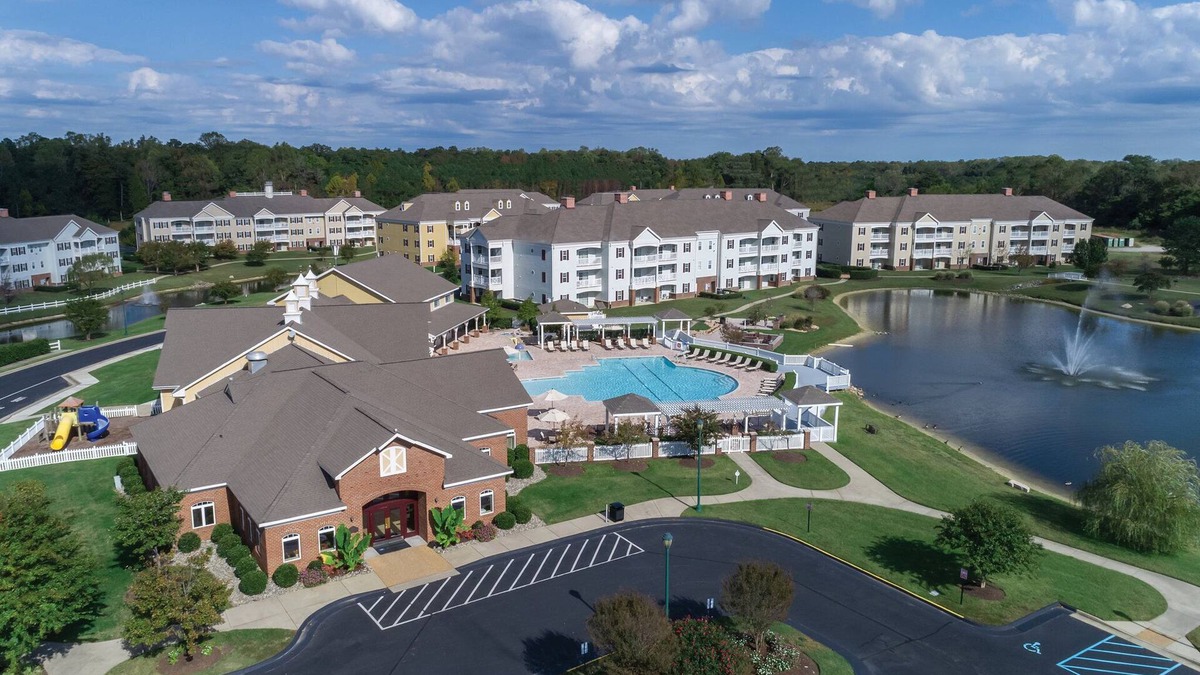 Williamsburg Resort | Family-Friendly Condos w/beautiful pools, games, and miniature golf