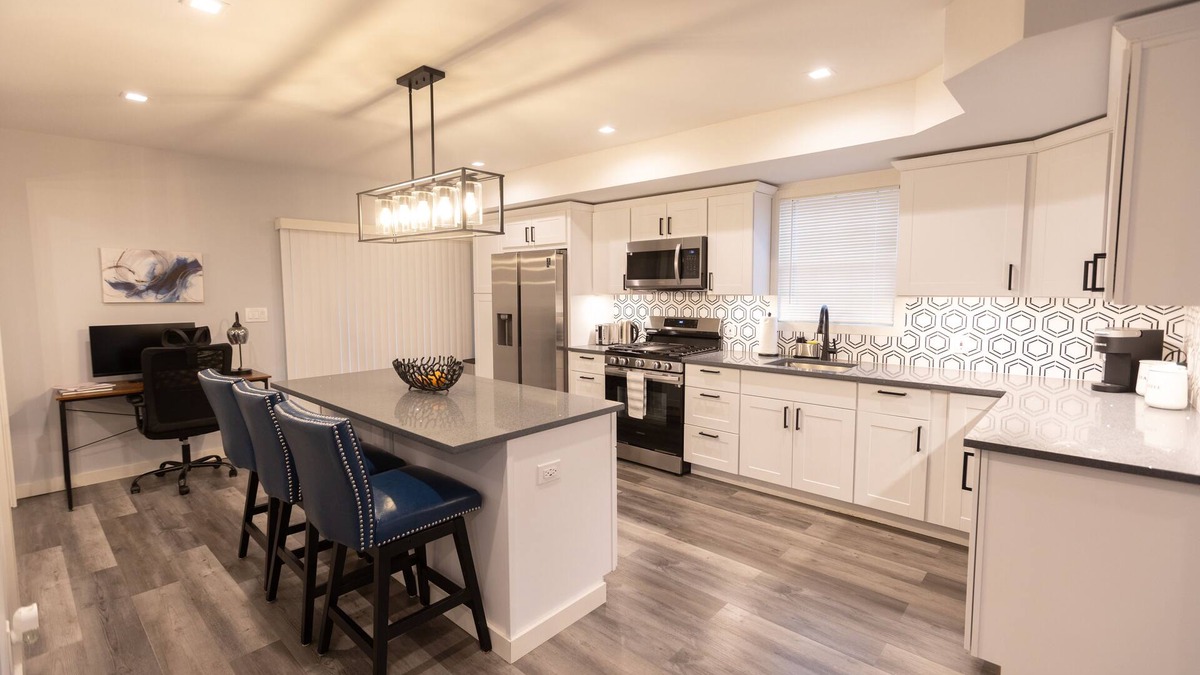 East Shore Cottage | Family Friendly Cottage for 8 with Arcade Games!