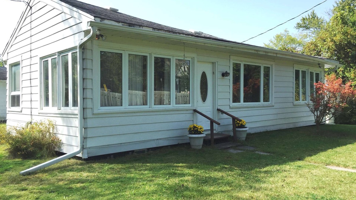 Georgina House | Family-Friendly Cottage on Lake Simcoe with Private Shared Beach Access