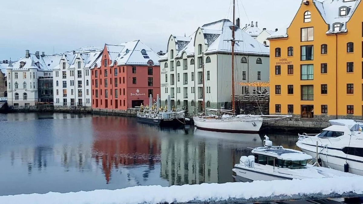 Alesund Apartment | Family friendly, Free Parking space, short walk to Brosundet