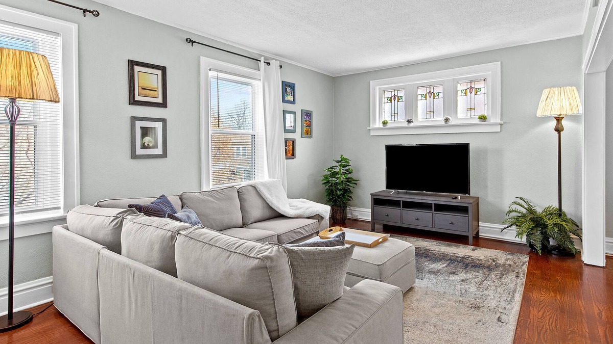 Southwest Garden Apartment | Family Friendly , Fully Renovated 3BR Luxury Home. Centrally located in St.Louis