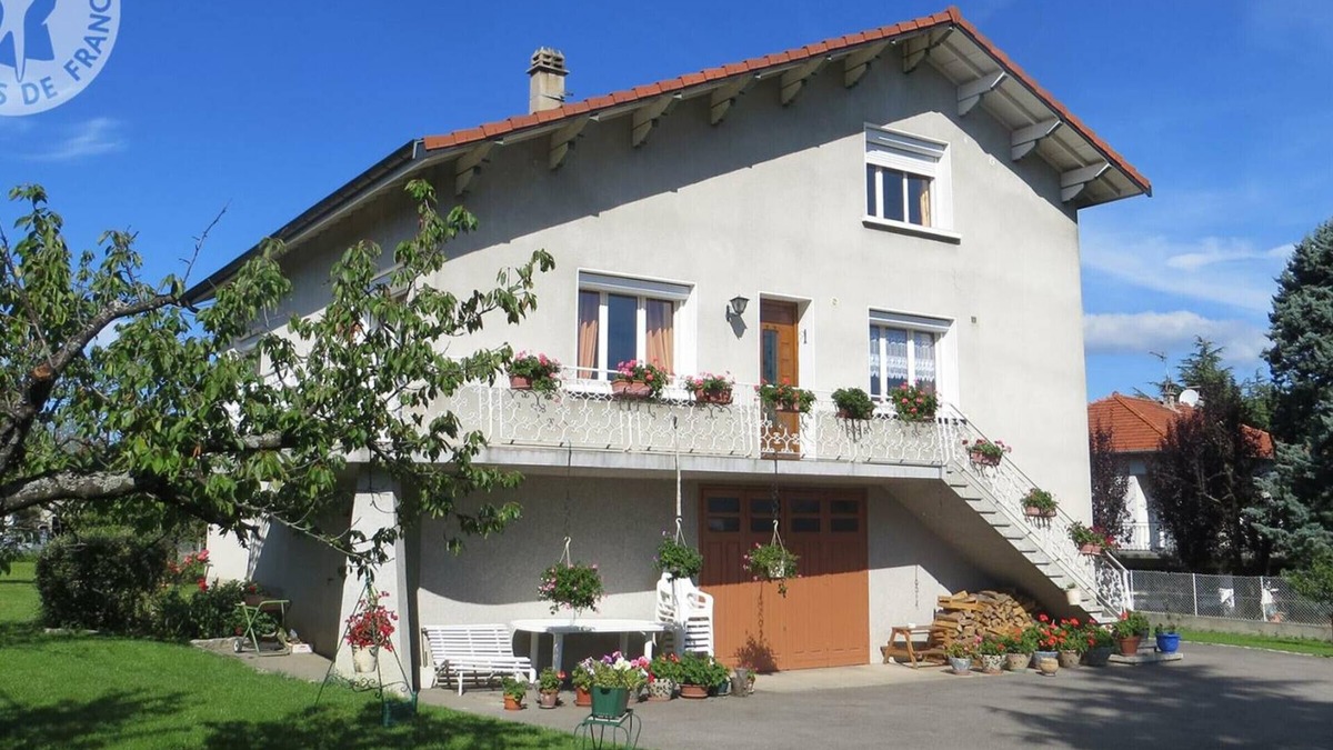 Lorette Apartment | Family-Friendly Gîte with Garden, Near Natural Swimming Area