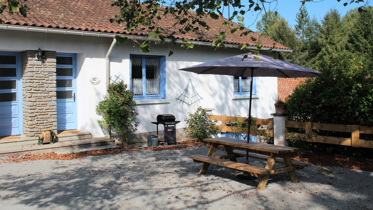 Vayres Cottage | Family Friendly Gite with Heated Pool and Fishing Lake