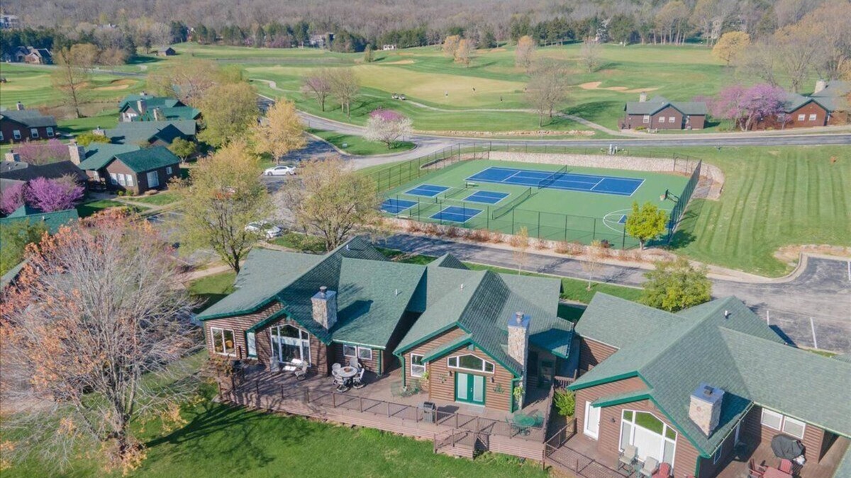 Camdenton House | Family-Friendly Golf Course Cottages with Ample Outdoor Fun
