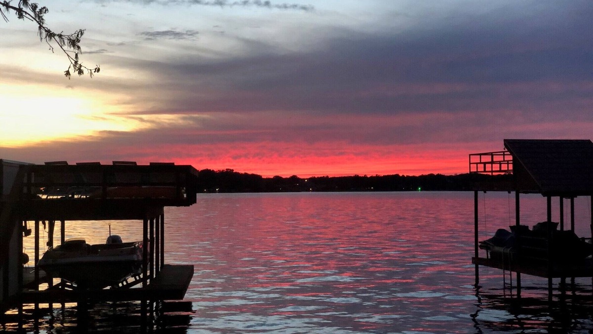 Cedar Creek Reservoir House | Family Friendly Gorgeous 5 Bdrm, Open Water, New Boathouse, Firepit, & Fenced