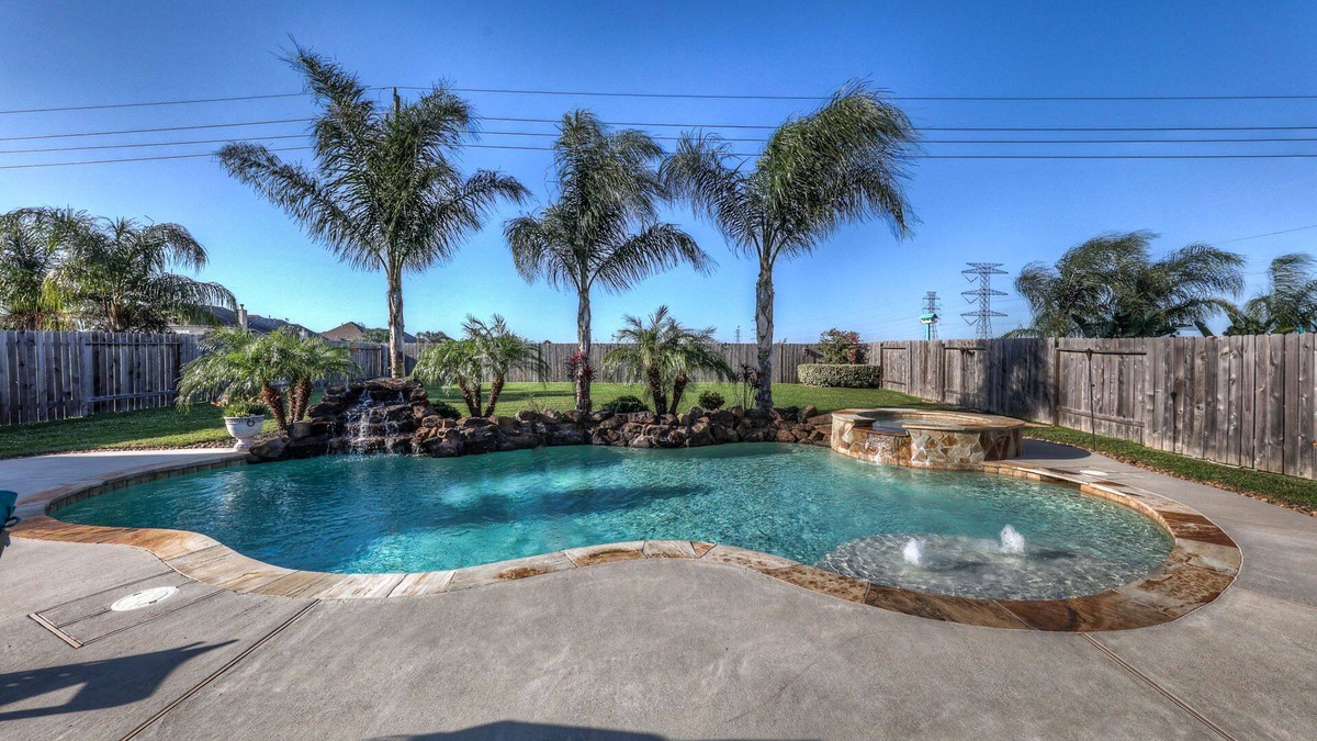El Lago House | Family friendly gorgeous home with tuscany/western flair,pool, pool table
