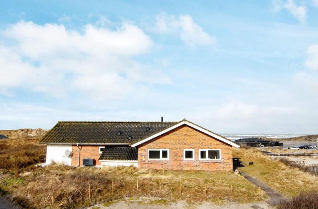 Henne Strand House | Family-friendly Haven with Pool - By Traum Ferienwohnungen