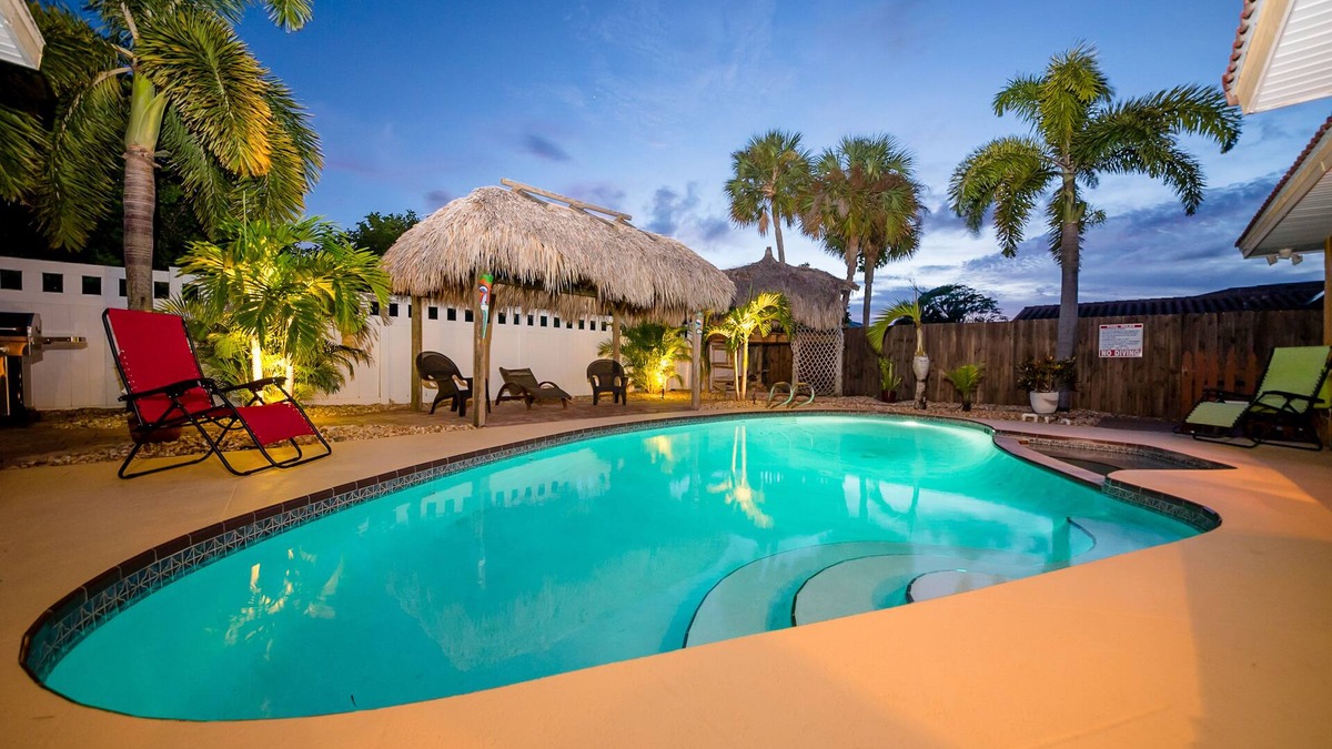 Bayview Park House | Family-Friendly/Heated Pool/Hot tub/Walk to beach 0.3 mil/private yard