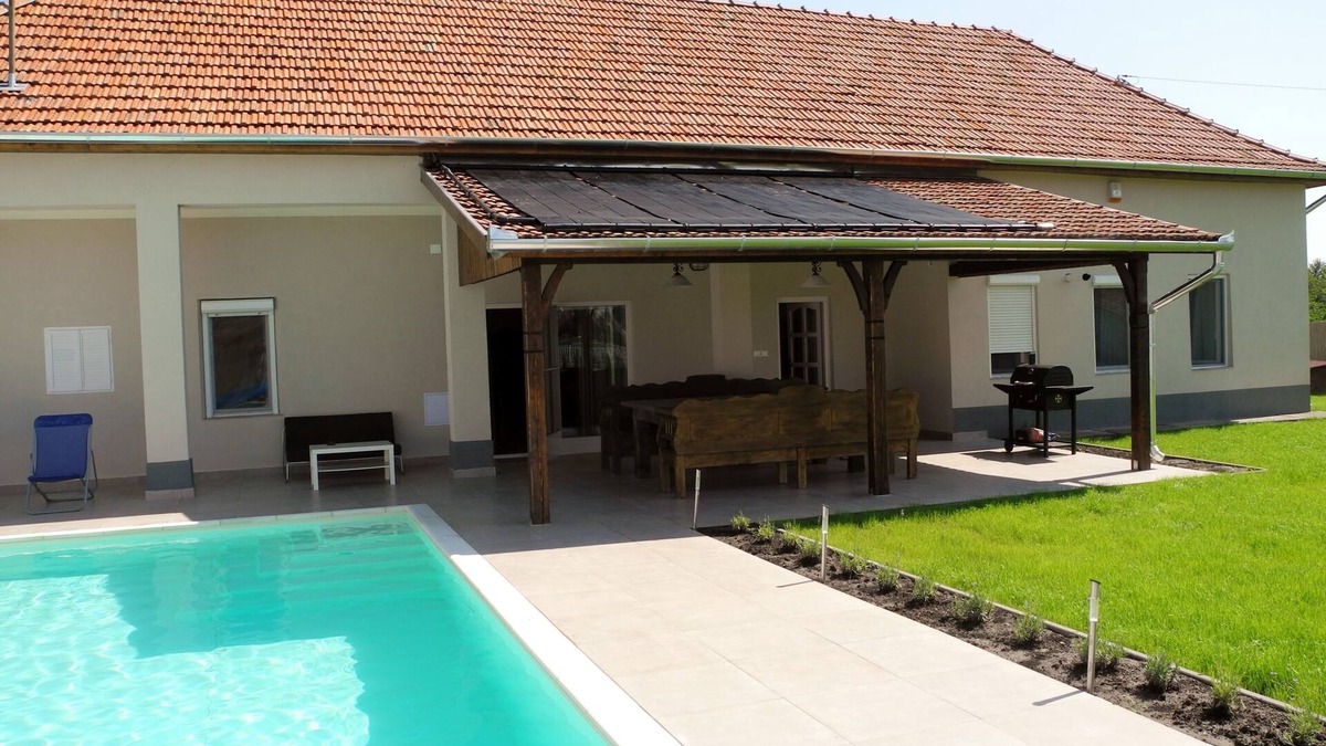 Poroszlo Villa | Family-friendly holiday home with heated swimming pool for 11 people + 2 children