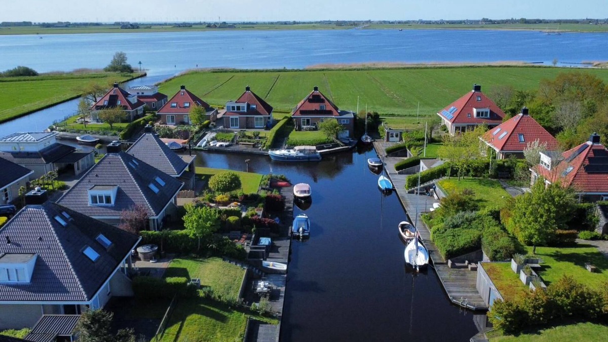 Hemelum House | Family friendly holiday home with its own jetty and hottub.