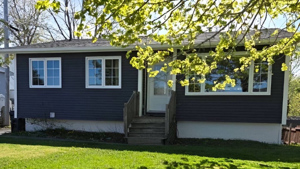 Terra Nova House | Family-friendly home on a quiet street close to everything