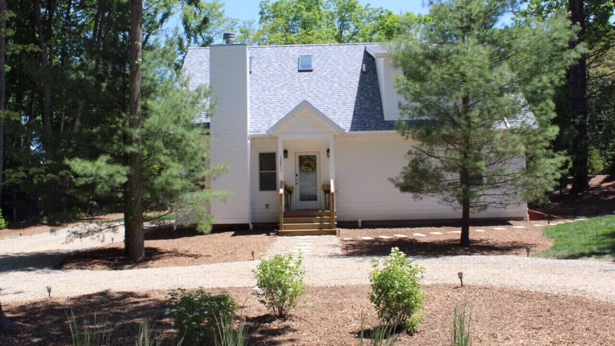 Harbert House | Family friendly home - Just a short walk to the beach!