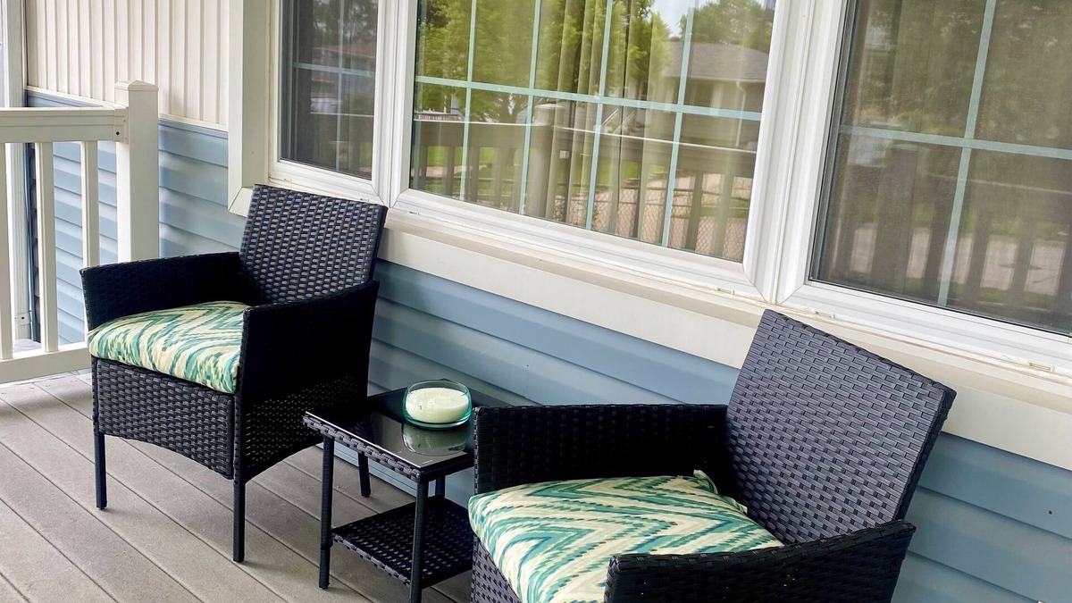 Southeast Omaha House | Family Friendly Home Min to Zoo, I80, Large Porch, Off Street Parking, Sleeps 8+