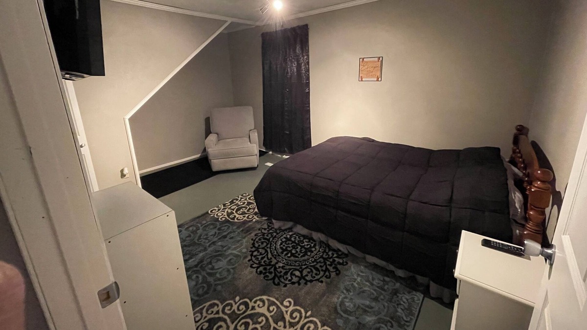 Fayette House | Family friendly home within walking distance of Upper Iowa College.