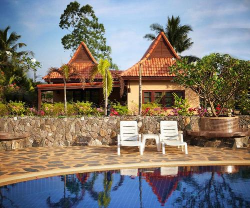 Kram House | Family-friendly house, a few steps from the pool and close to the ocean.