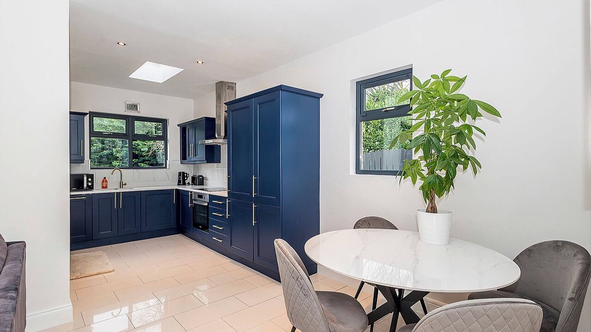 Malahide House | Family-friendly house with 3 bedrooms, driveway and garden!