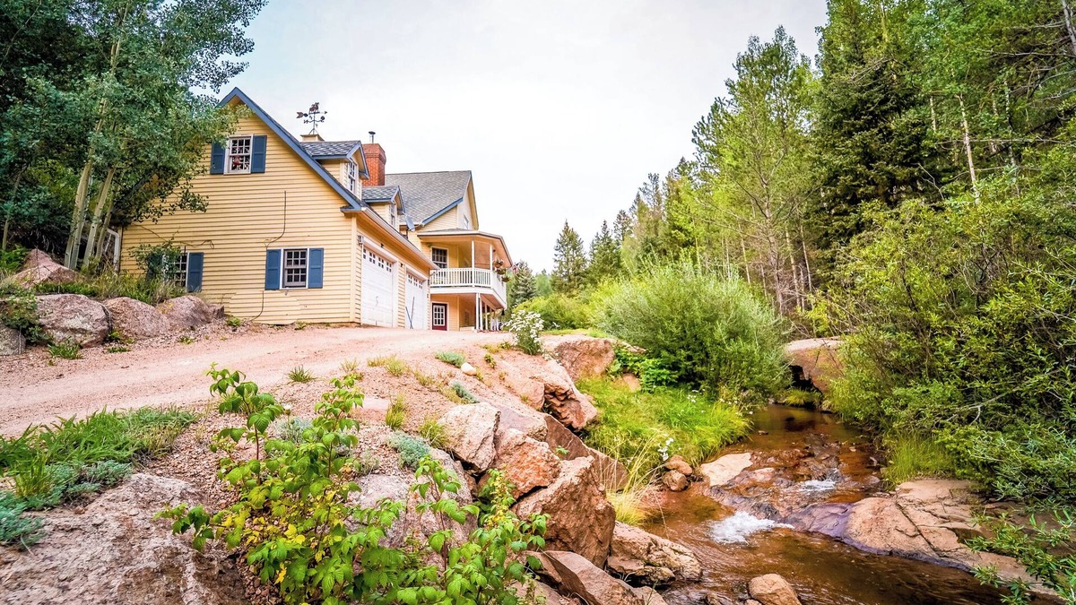 Rainbow Valley House | Family Friendly house on the creek at Valley Glen