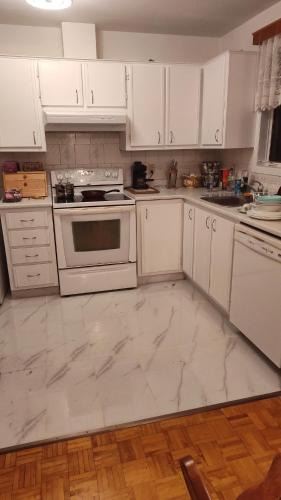 Fabreville House | Family-Friendly in Quiet Laval Neighborhood