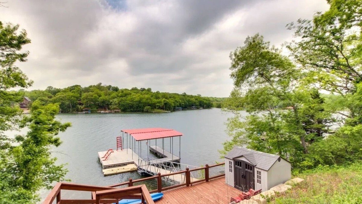 La Cygne House | Family Friendly Lake House -1 hour from KC!