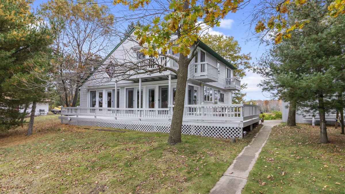 Wautoma Cottage | Family Friendly Lake Home with level lot & Large game Rm, Dog friendly!