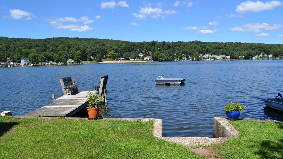 Middlefield House | Family Friendly,Lakefront Cottage, 1 dock, private, easy access from I 91.
