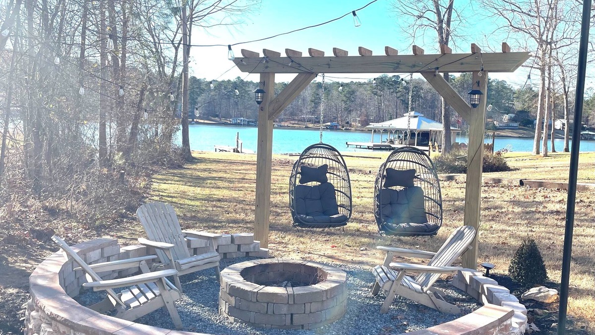 Hardwick Cottage | Family Friendly Lakefront Cottage/Home Theatre/Bunk room