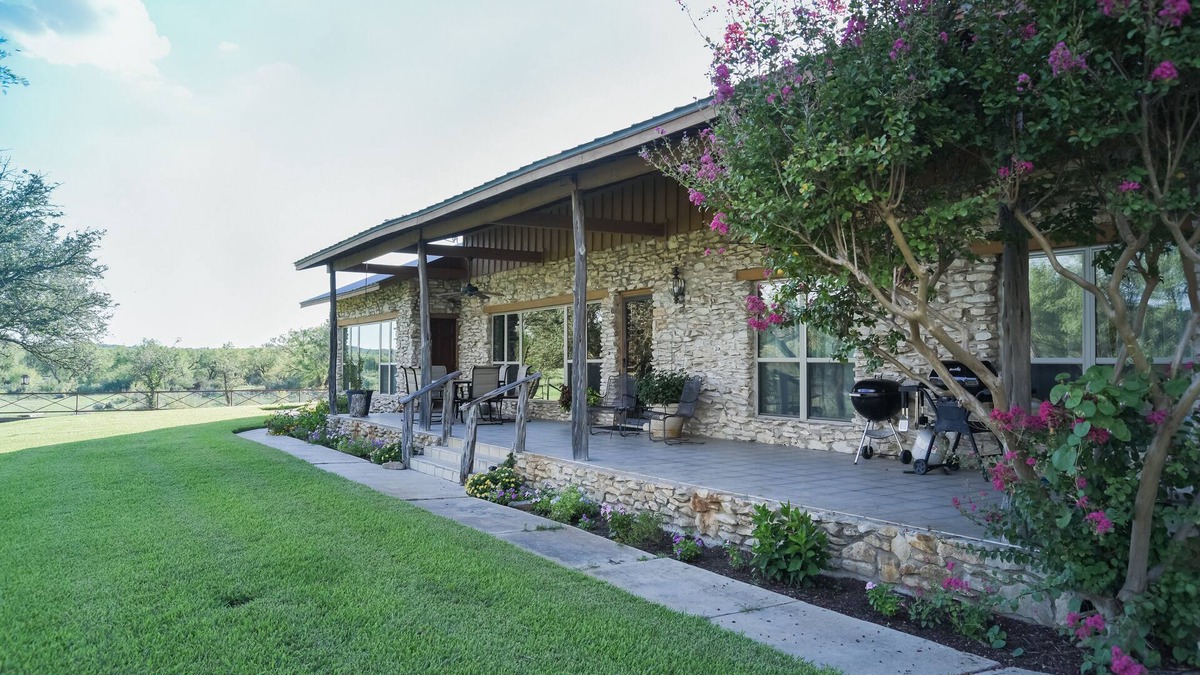 San Saba House | Family-friendly large home also great for girls' weekends and guy's getaways