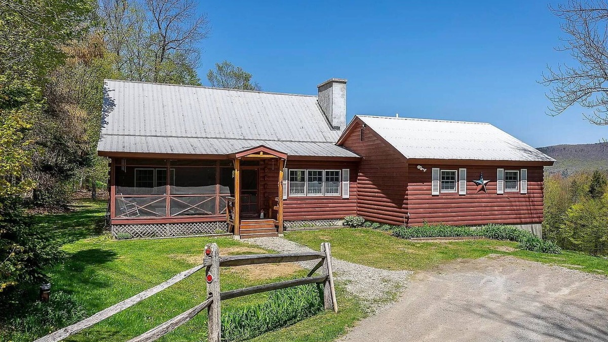 Weston Cabin | Family-friendly log cabin with Fireplace & Mountain Views near 4 Ski Resorts