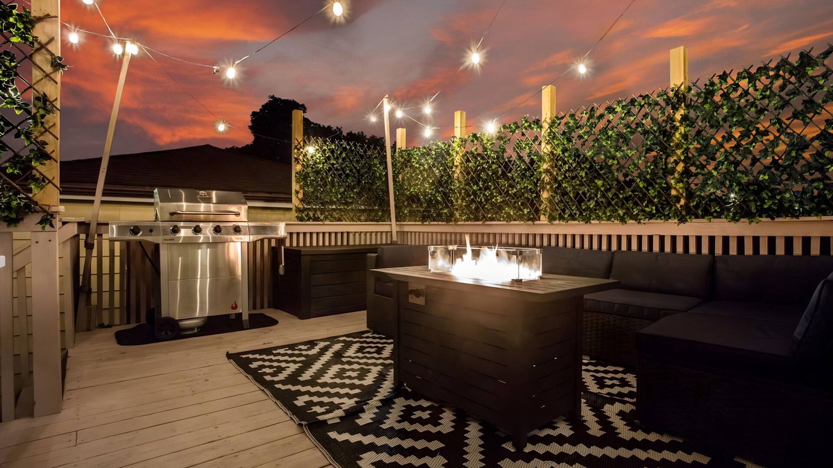 Jefferson Park House | Family Friendly, Lovely 6 Bd Retreat w/Game Room, Back Deck & Bar