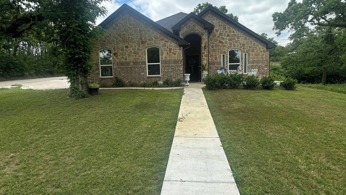 Azle House | Family friendly newer construction home, 5 min drive to Eagle Mountain Marina.
