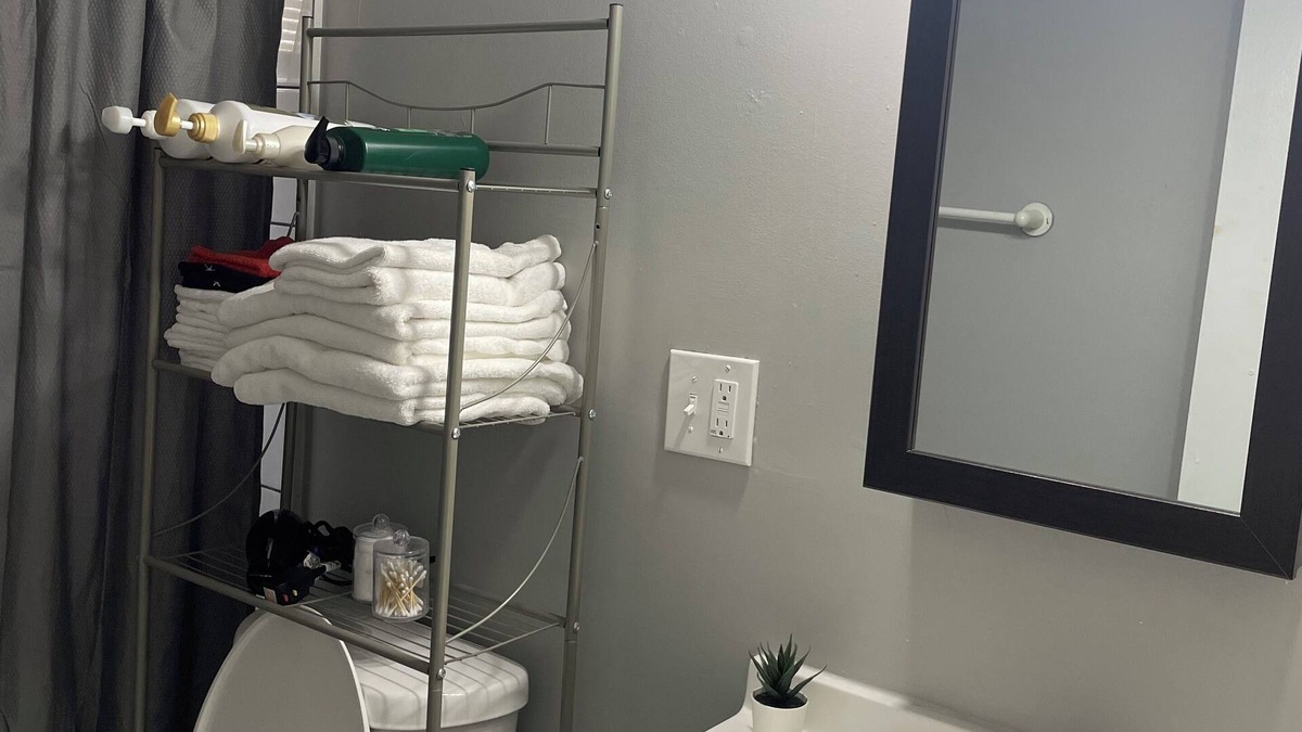 Overland Park Condo | Family Friendly Overland Park home w/king bed