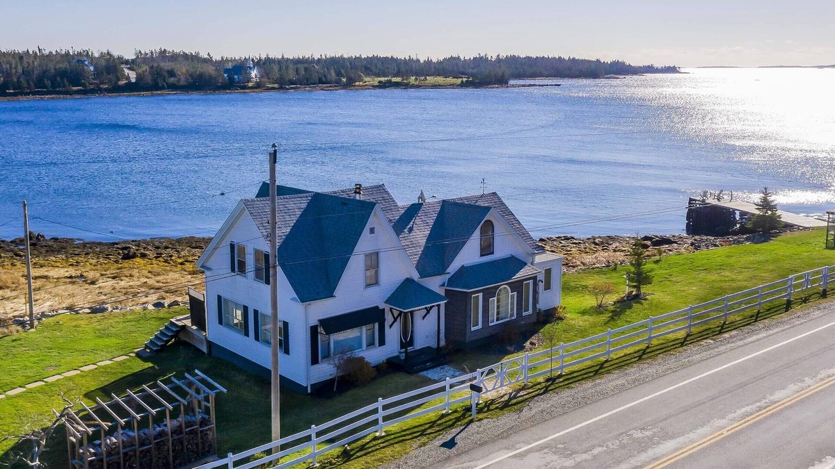 Port Dufferin Cottage | Family friendly, picturesque oceanfront cottage 1800 sq ft sleeps 9.