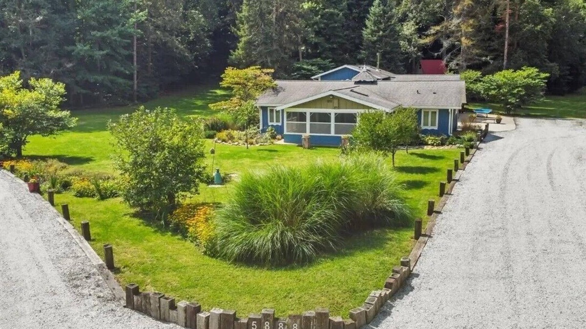 La Porte House | Family Friendly Retreat, sleeps 12+, Pole Barn with games, Large inground pool