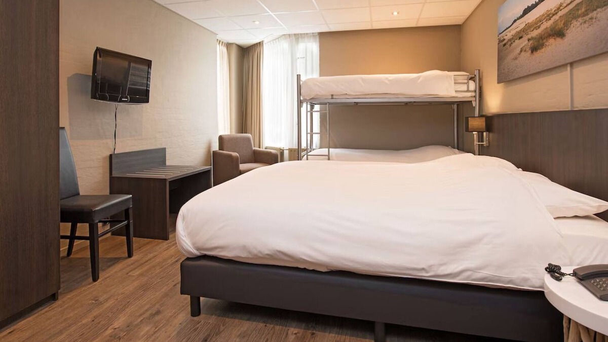 Vlijmen Hotel | Family-friendly Room Near Golf Courses and Nature Trails in Brabant w/Parking