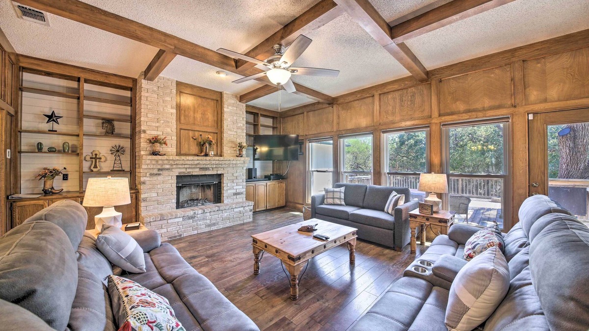 Encino Park House | Family-Friendly San Antonio Home w/Hot Tub & Deck