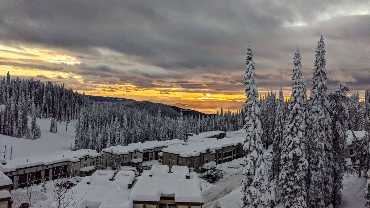 Silver Star Mountain Condo | Family Friendly Ski In Ski Out Private Hot Tub EV Charging