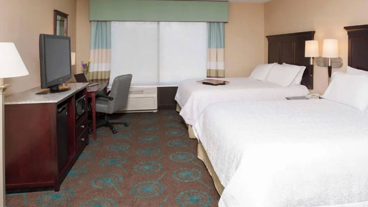 South Bend Hotel | Family-Friendly Suite w/Full Kitchen & Pool Access – Close to Notre Dame