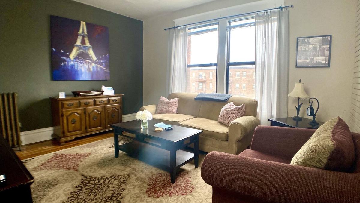 DeBaliviere Place Condo | Family-friendly suite with King+Queen beds-Steps to Metrolink Free Gated Parking