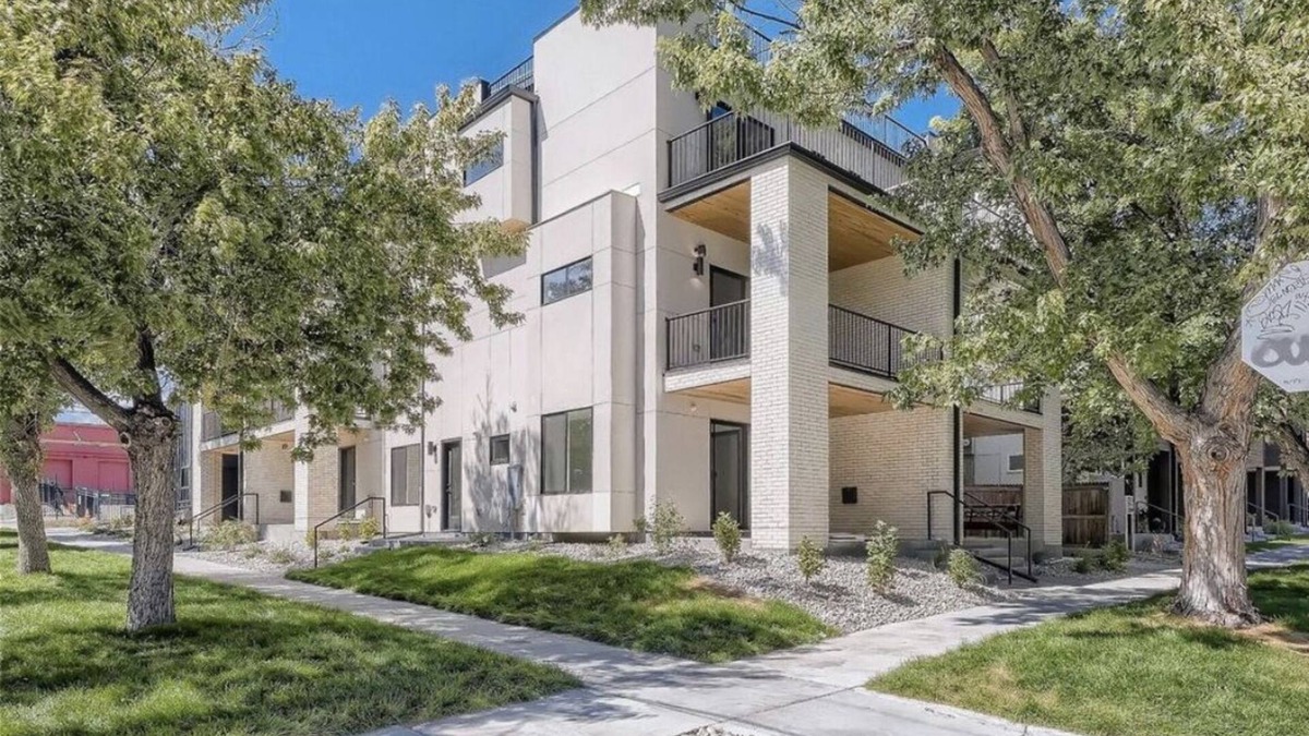 West Colfax House | Family-friendly Townhouse on Jefferson Park. 5-minute walk from Empower Field!