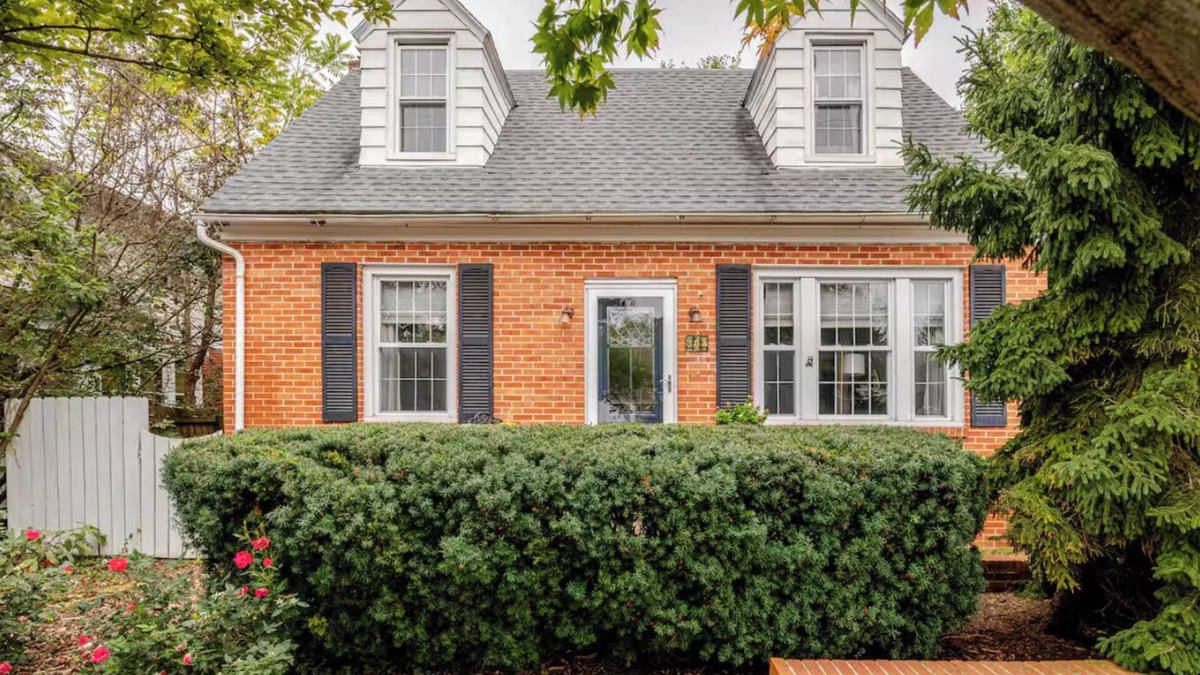 New Cumberland House | Family Friendly, Peaceful Yard, Dedicated Work Space, Close to Local Attractions