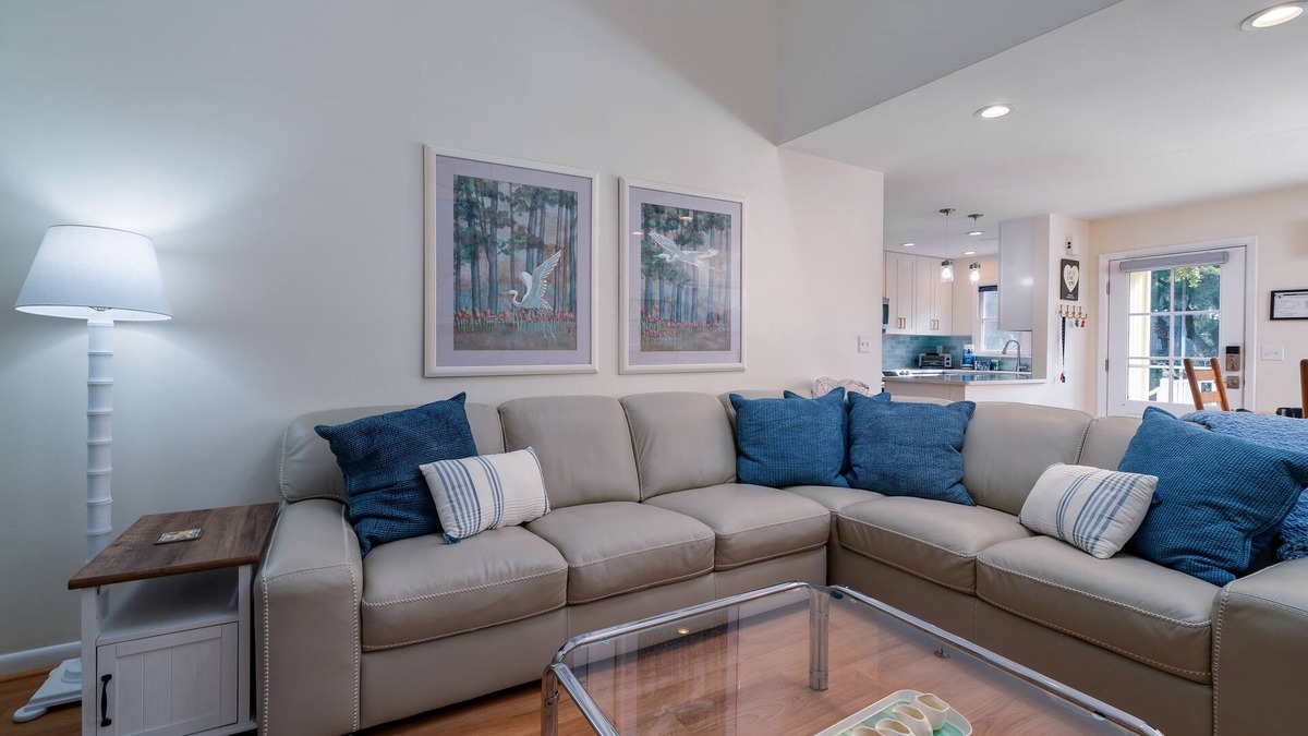 Tarpon Pond House | Family-Friendly 3BR Tarpon Pond Cottage! Amenity Cards! Close to Beach/Pools