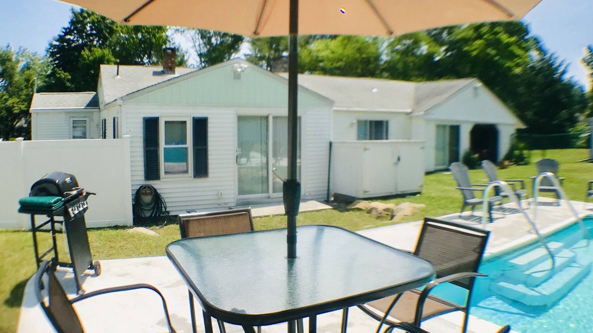 Kenyon House | Family Friendly get away by the coast with the pool to relax at in the evening