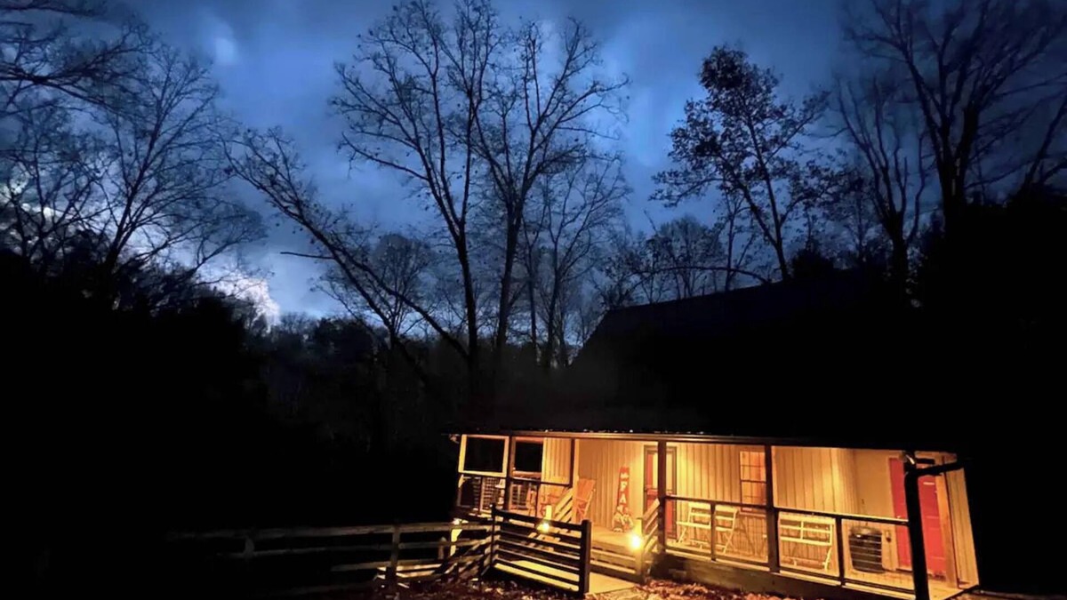West Jefferson Cabin | Family Friendly Riverfront Cabin 5 Mins to Downtown West Jefferson!
