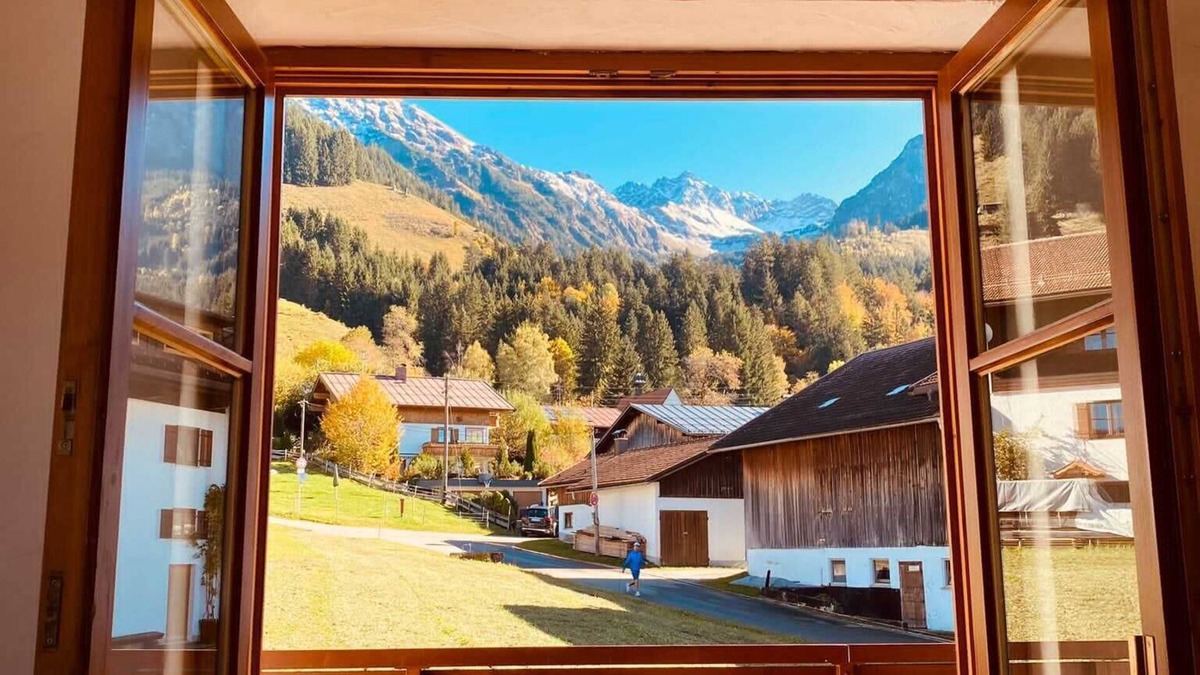 Oberstdorf Apartment | Family-friendly vacation apartment for mountain lovers with panoramic views.