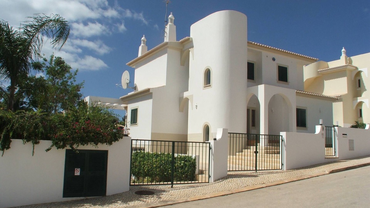Albardeira Villa | Family Friendly Villa in secluded gardens close walk to the beach, marina & town
