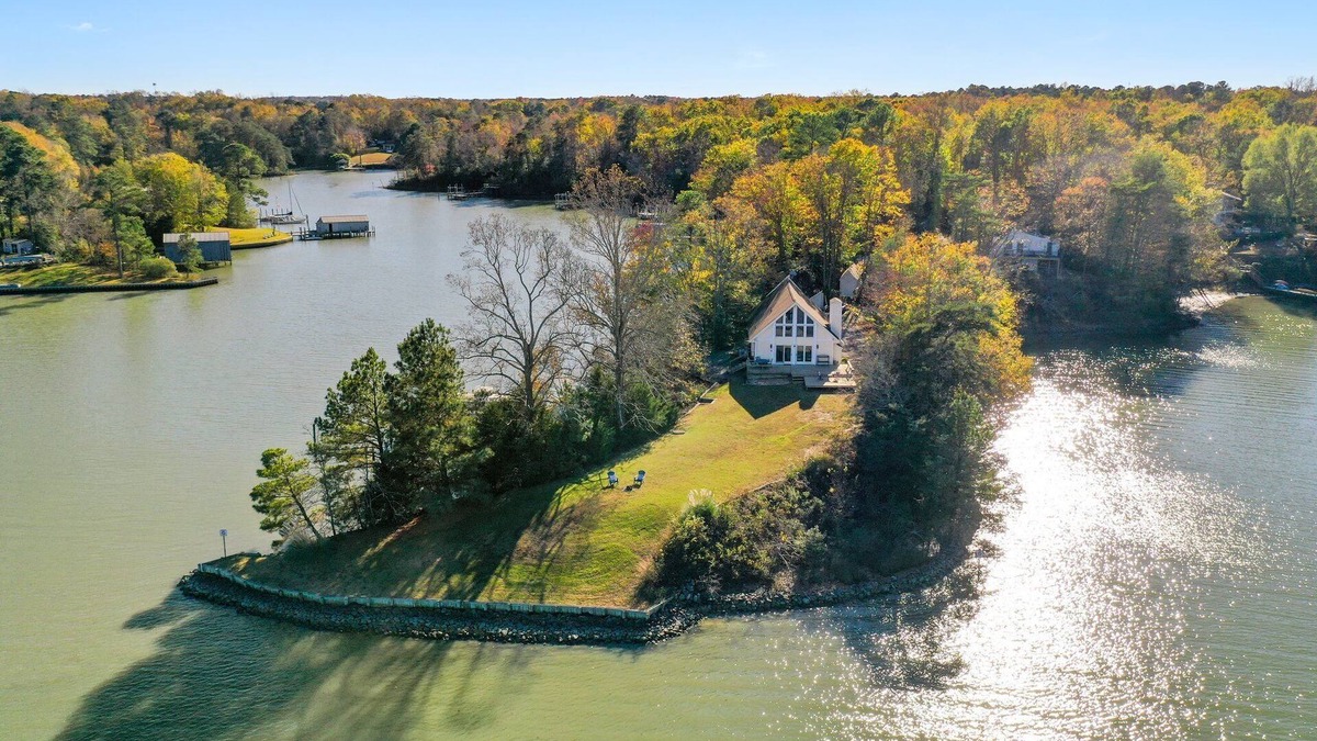Topping House | Family Friendly Waterfront Home - Private Dock, Kayaks, Fire Pit, Grill, Deck